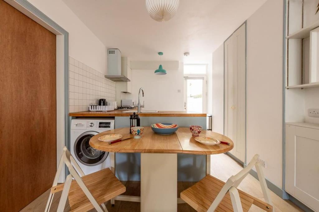 Lovely Self-Contained Basement Studio With Kitchen Londres Exterior foto