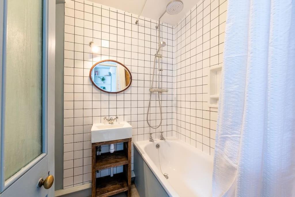 Lovely Self-Contained Basement Studio With Kitchen Londres Exterior foto
