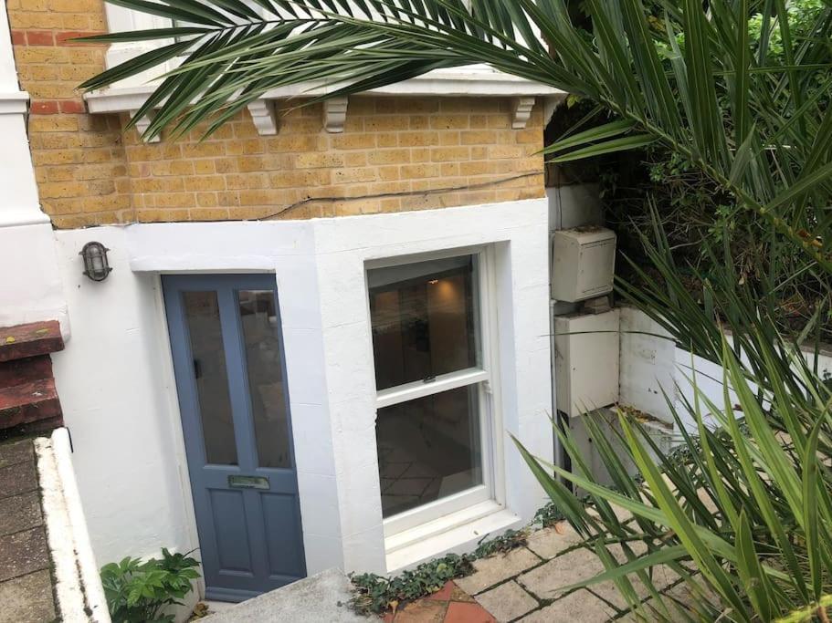 Lovely Self-Contained Basement Studio With Kitchen Londres Exterior foto